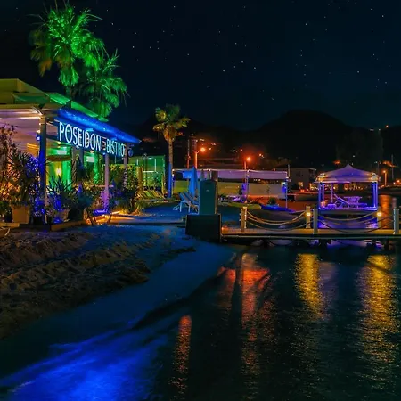 Big Poseidon Boutique & Yacht Club מלון