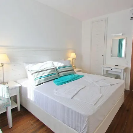 Big Poseidon Boutique & Yacht Club מרמריס