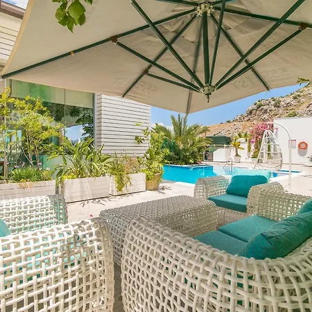 Big Poseidon Boutique & Yacht Club מלון