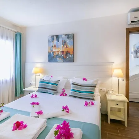 Big Poseidon Boutique & Yacht Club מרמריס