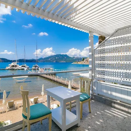 Big Poseidon Boutique & Yacht Club מלון *