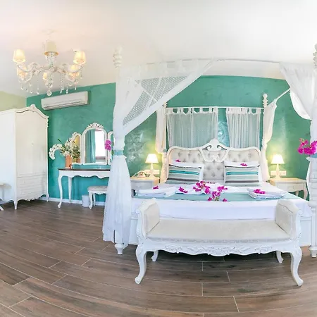 Big Poseidon Boutique & Yacht Club מרמריס
