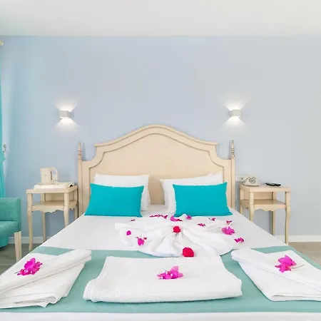 Big Poseidon Boutique & Yacht Club מלון *